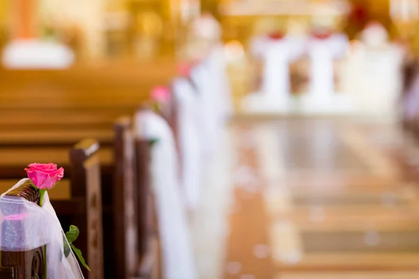 Mooie kerk ingericht voor huwelijksceremonie — Stockfoto