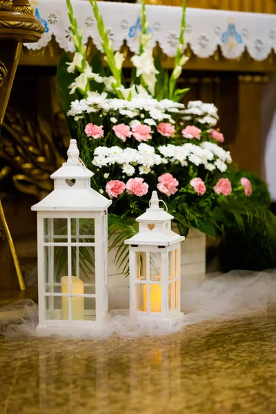 Bela igreja decorada para cerimônia de casamento — Fotografia de Stock