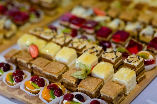 Beautiful wedding reception sweet buffet — Stock Photo, Image