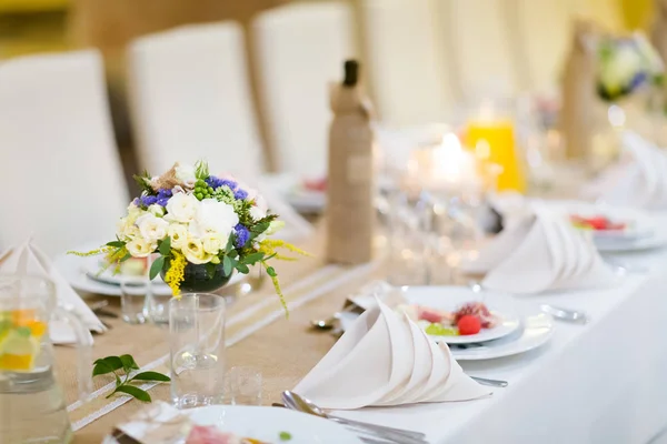 Hermosa boda recepción mesa decoración —  Fotos de Stock