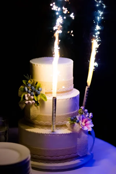 Delicioso detalle de pastel de boda sabroso —  Fotos de Stock
