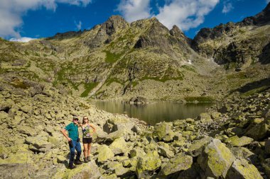 Rysy Tatra dağlarına giden turistler