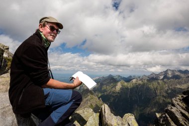 Rysy Tatra dağlarında turist