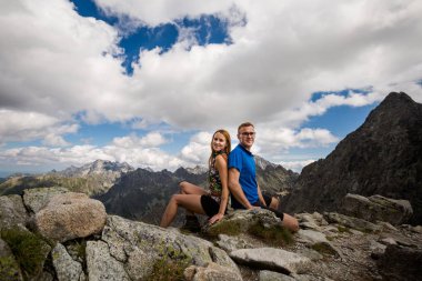 Rysy Tatra dağlarının altındaki turistler