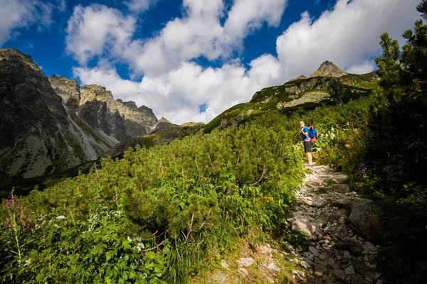 Turista va a las montañas Rysy Tatra —  Fotos de Stock