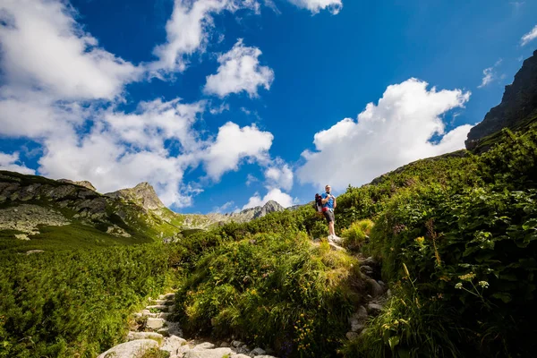 Turist som går till Rysy Tatrabergen — Stockfoto