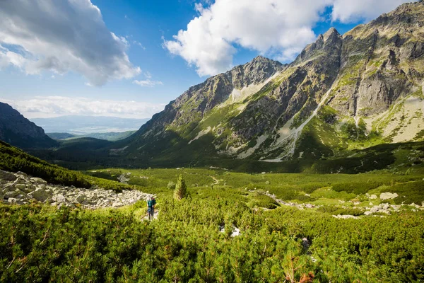 Turista va a las montañas Rysy Tatra — Foto de Stock