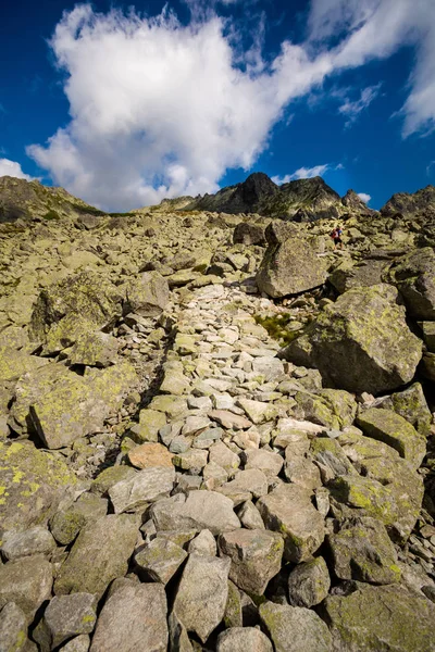 Turist Rysy Tatra dağlarına gidiyor — Stok fotoğraf