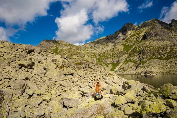 Yoga på vej til Rysy Tatra bjergene - Stock-foto