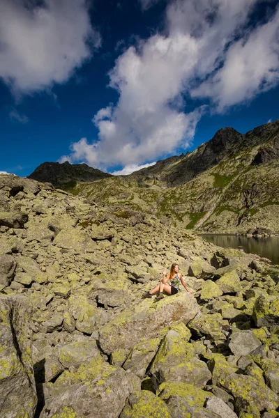 Yoga auf dem Weg in die raue Tatra — Stockfoto