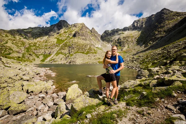 Rysy Tatra dağlarına giden turistler