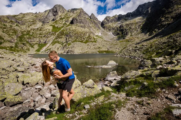 Rysy Tatra dağlarına giden turistler