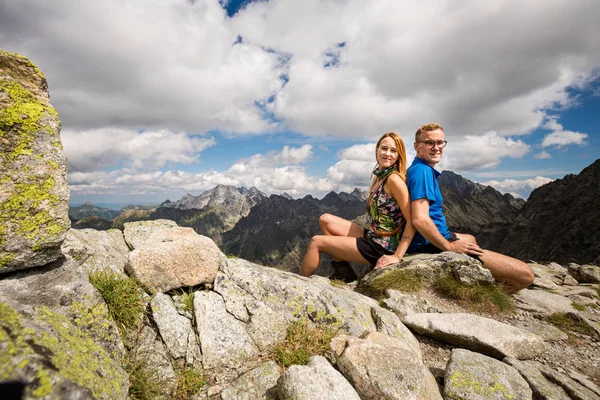 Rysy Tatra dağlarının altındaki turistler
