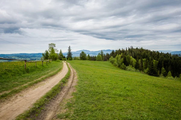 Vackra dimmigt Gorce Mountains landskap — Stockfoto