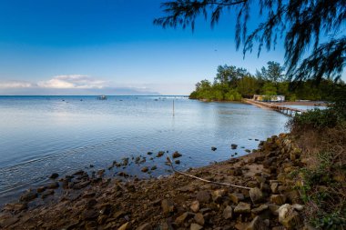 Tropikal Phu Quoc, Bai Thom bölgesi, Vietnam 'daki Mot Adası' na giden köprü manzarası. 