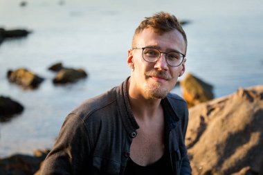 Vietnam 'ın Bai Thom bölgesindeki tropikal Phu Quoc adasında yaşayan yakışıklı bir beyaz. Kamboçya görünümlü Hon Mot 'un manzara görüntüsü