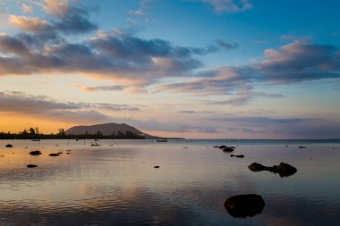 Vietnam 'daki Hon Mot adasında, tropik Phu Quoc adasında yaz günbatımı deniz manzarası. Romantik manzara, Bai Thom bölgesi.