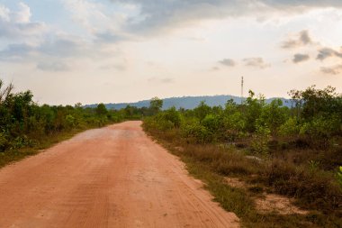 Vietnam 'daki tropikal Phu Quoc adasında yaz manzarası. Ormandan Denizyıldızı Sahili 'ne güzel bir motosiklet yolu, Ganh Dau Burnu' ndaki Rach Ven..