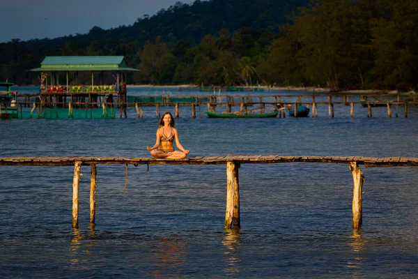 Молодая Женщина Секси Медитирует Тропическом Острове Куок Вьетнаме Мбаппе Пляже — стоковое фото