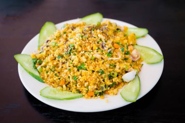 Deniz ürünleri ile karıştırılmış makarna: karides, kalamar, ahtapot, havuç, yumurta, taze soğan, balık. Geleneksel Vietnam mutfağı Phu Quoc, Vietnam 'daki liman restoranında servis edilir..