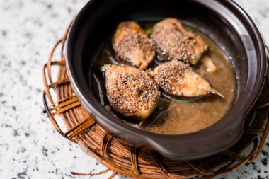 Biber sosunda pişirilmiş lezzetli balık. Geleneksel Vietnam mutfağı Duong Dong yerel restoranında servis edilir Phu Quoc, Vietnam.