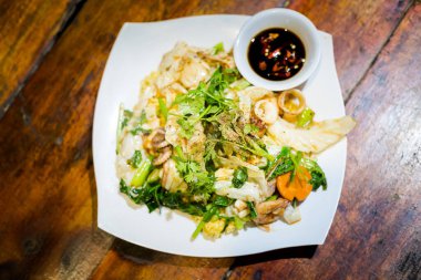 Deniz ürünleri ile karıştırılmış makarna: karides, kalamar, ahtapot, havuç, yumurta, taze soğan, balık. Geleneksel Vietnam mutfağı Phu Quoc, Vietnam 'daki liman restoranında servis edilir..