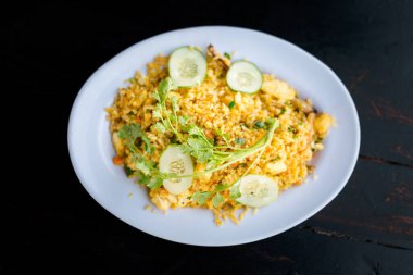 Kızarmış pirinci deniz ürünleriyle karıştırın: karides, kalamar, ahtapot, havuç, yumurta, taze soğan, balık. Geleneksel Vietnam mutfağı Phu Quoc, Vietnam 'daki liman restoranında servis edilir..