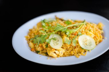 Kızarmış pirinci deniz ürünleriyle karıştırın: karides, kalamar, ahtapot, havuç, yumurta, taze soğan, balık. Geleneksel Vietnam mutfağı Phu Quoc, Vietnam 'daki liman restoranında servis edilir..