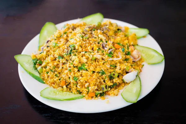 Deniz ürünleri ile karıştırılmış makarna: karides, kalamar, ahtapot, havuç, yumurta, taze soğan, balık. Geleneksel Vietnam mutfağı Phu Quoc, Vietnam 'daki liman restoranında servis edilir..