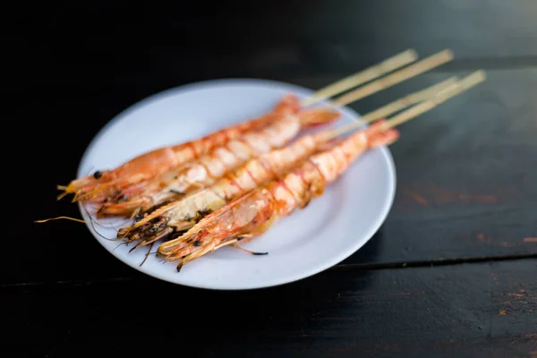 Heerlijke Spiesjes Met Gegrilde Garnalen Garnalen Traditionele Vietnamese Keuken Geserveerd — Stockfoto