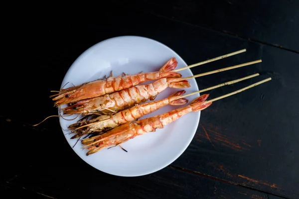 Heerlijke Spiesjes Met Gegrilde Garnalen Garnalen Traditionele Vietnamese Keuken Geserveerd — Stockfoto