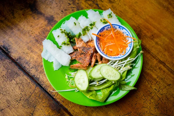 Výborný Oběd Vietnamu Bílé Rýžové Nudlové Palačinky Pažitkou Grilovaným Masem — Stock fotografie