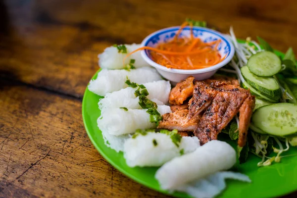 Leckeres Mittagessen Vietnam Weiße Reisnudelpfannkuchen Mit Schnittlauch Gegrilltem Fleisch Gurken — Stockfoto