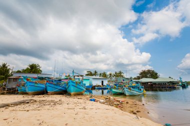 Phu Quoc, Vietnam - 29 Ocak 2020 Vietnam 'daki tropikal Phu Quoc adasında deniz manzarası. Mavi gökyüzü ile Bai Dai sahili manzarası çekildi.