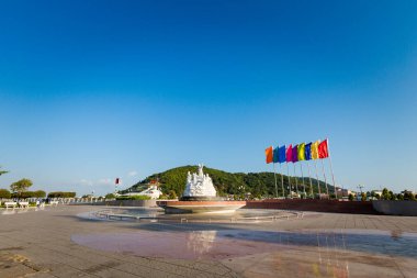 Ha Tien, Vietnam - 25 Ocak 2020. Vietnam 'da, Mekong Deltası' nın kalbinde, tropik Ha Tien şehrinde yaz manzarası. Şehirden alınan manzara