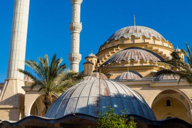Manavgat, Türkiye: 15 Nisan 2019. Mrk 'in güzel mimarisi. Türkiye 'nin Manavgat kentinde Kulliye Cami, Antalya. Güzel sakral bina..