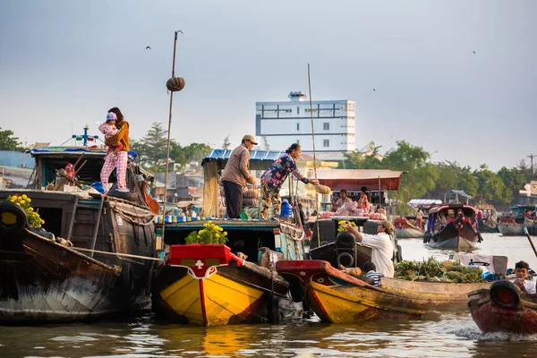 Can Tho, Vietnam - Şubat 2020: Sabah piyasası Cai Rang.