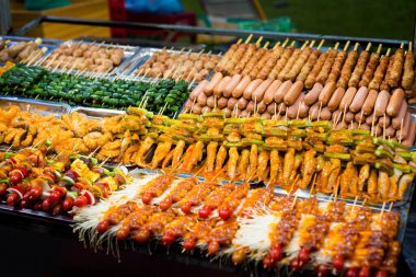 Renkli gece pazarında nefis yemekler Tay Do. Tho, Vietnam