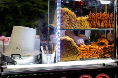 Renkli gece pazarında nefis yemekler Tay Do. Tho, Vietnam