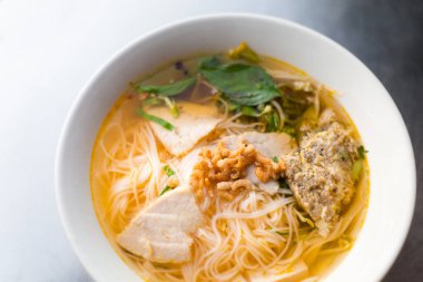 Lezzetli erişte çorbası Bun Tom Kho. Geleneksel Vietnam mutfağı Can Tho, Vietnam 'daki restoranda servis ediliyor..