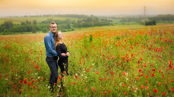 迷人的年轻夫妇在美丽的红色罂粟地里放松 西里西亚 天然草甸 浪漫的拍摄 — 图库照片