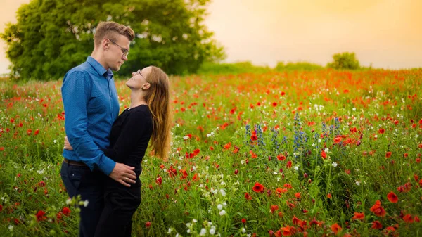 Atractiva Pareja Joven Que Relaja Hermoso Campo Amapola Roja Fotografía —  Fotos de Stock