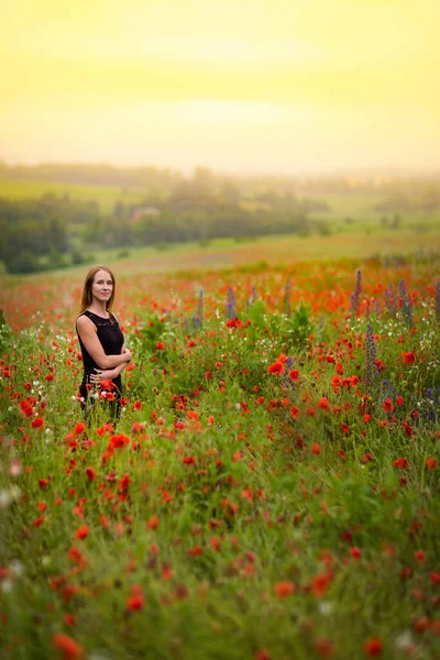 美しい赤いケシ畑でリラックスした魅力的な若い女性 ポーランドの自然の牧草地 — ストック写真