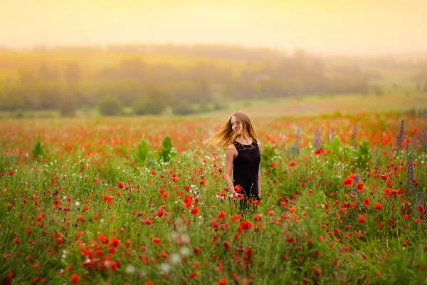 美しい赤いケシ畑でリラックスした魅力的な若い女性 ポーランドの自然の牧草地 — ストック写真