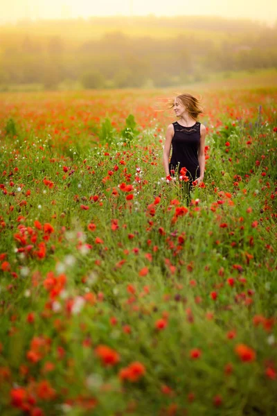 Attraktive Junge Frau Entspannt Sich Einem Schönen Roten Mohnfeld Land — Stockfoto