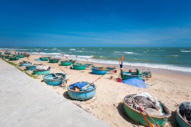 Vietnam 'da Ba Ria' dan La Gi 'ye motosiklet gezisi. Phan Tiet 'in güneyinde güneşli bir günde yerel yelkenli manzarası - korkuluklar, mavi gökyüzü.