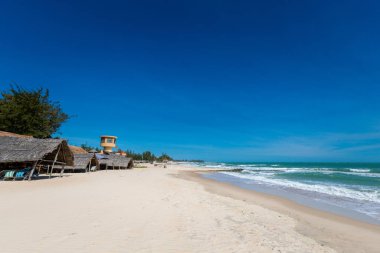Plaj restoranının manzarası, Phan Tiet 'in güneyinde güneşli bir günde mavi gökyüzü. Vietnam, Ba Ria 'dan La Gi' ye motosiklet gezisi.. 
