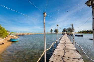 Plaj restoranının manzarası, Phan Tiet 'in güneyinde güneşli bir günde mavi gökyüzü. Vietnam, Ba Ria 'dan La Gi' ye motosiklet gezisi.. 