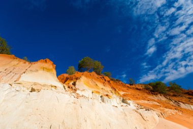 Fairy Springs - Mui Ne 'de Suoi Tien, Vietnam' da Phan Tiet bölgesi. Mavi gökyüzü manzarası.