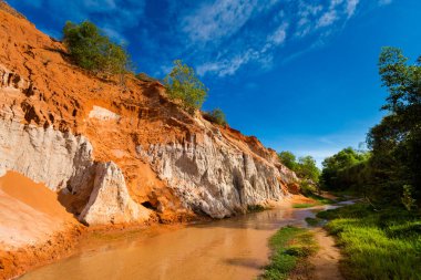 Fairy Springs - Mui Ne 'de Suoi Tien, Vietnam' da Phan Tiet bölgesi. Mavi gökyüzü manzarası.